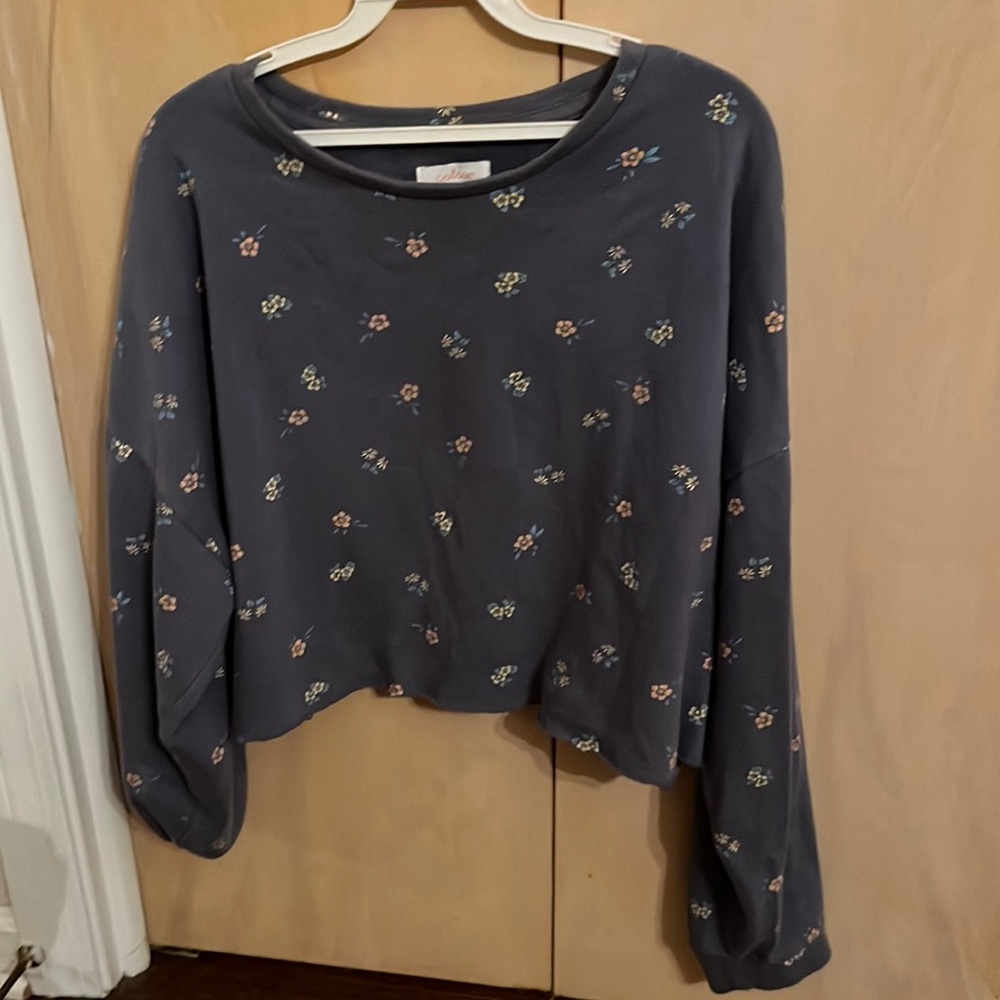 Colsie Periwinkle Floral Cropped Sweatshirt